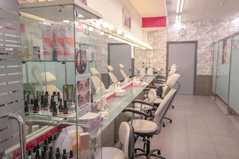 C&C ACADEMIA CASANOVA (LEÓN). Academia de Peluquería, Barbería y Estética. - León
