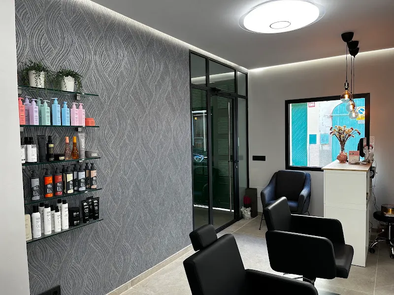 Carolina U. Salon - Muro