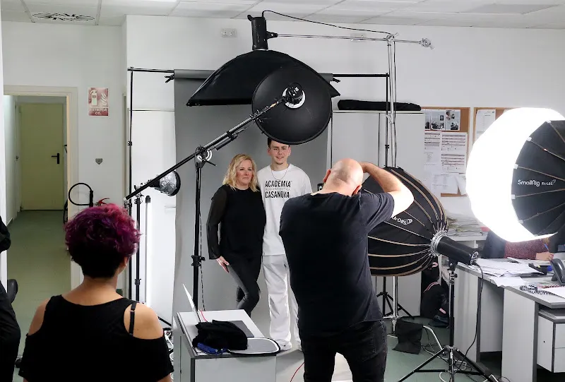 C&C ACADÈMIA CASANOVA BARCELONA (SANTS). Academia de Peluquería, Barbería y Estética
