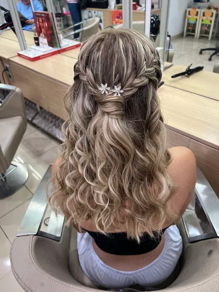 PELUQUERÍA MONTSE SALINAS - Cardona