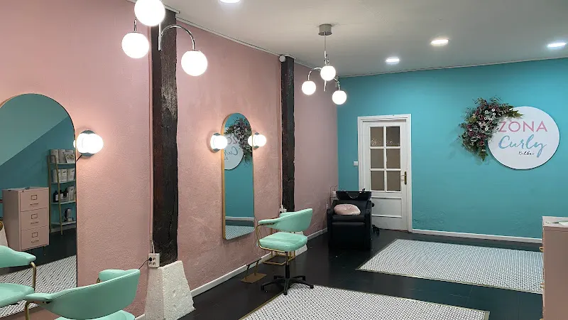 Zona Curly, los Expertos en Método Curly de Bilbao☀︎Creamos contigo la Rutina y el Color que realzan tus Rizos,Ondas y Afro - Peluquería en Bilbao - foto 2