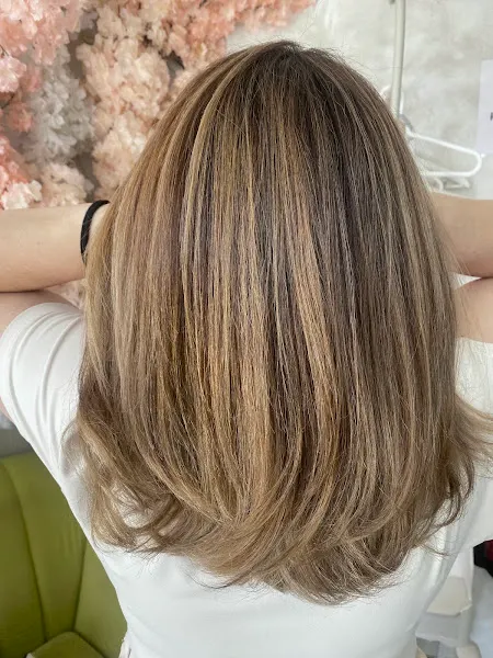 Peluqueros Nastha ( Experta en Balayages natural y rubios personalizados en Leon ) - León