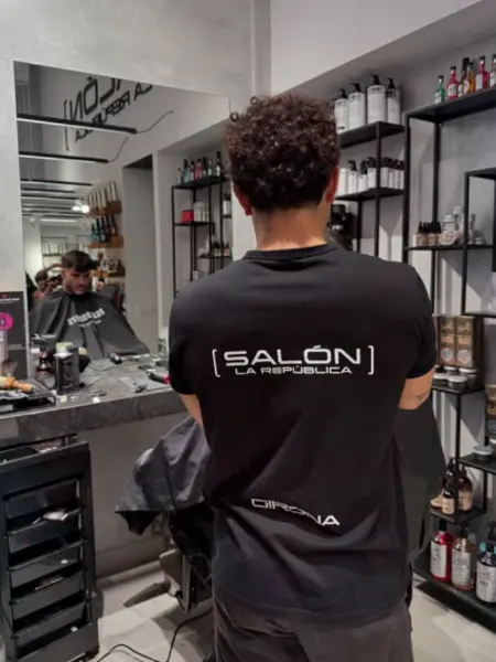 Salón la República Barbería Girona - Barbería en Girona - foto 2