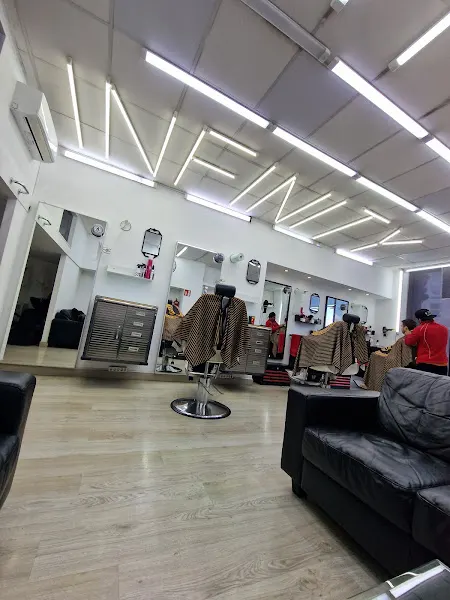 Infinity Barber Shop (OFICIAL) - Barbería en Girona - foto 2