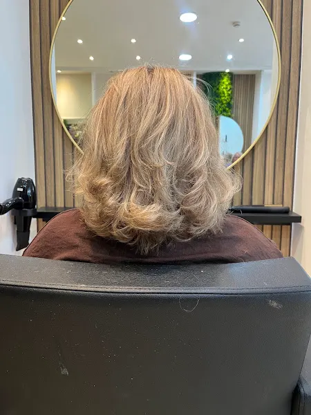 DAVINIA LEON Glow Hair Studio - Las Rozas