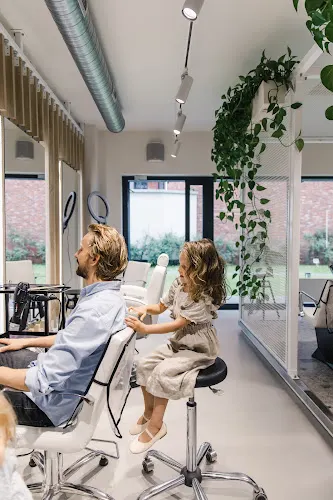 Andrew Kruczek Cut & Color Hairdresser - Inca