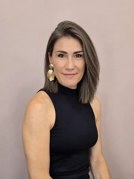 Beatriz García Estilista Profesional en Valencia – Peluquería Especialista en Novias, Mechas y Cabello Saludable - Torrent