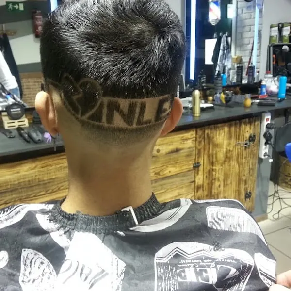 Abel Barber Shop ( peinando la zona )