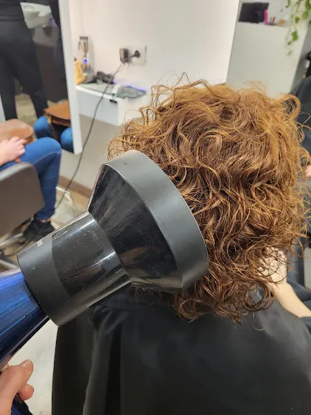 Estila peluquería y estética. - Peluquería en Madrid - foto 2