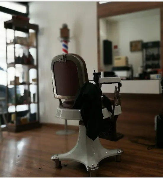 Vicenç Moretó Barbería. Barbas. Corte de pelo hombre. Productos. Higiene. Imagen. Belleza. Barbershop. - Barbería en Barcelona - foto 3