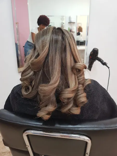 Peluquería y estética latina reni