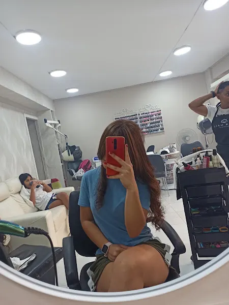 Salón de peluquería y estética Karina dominicano - Peluquería en Sevilla - foto 2