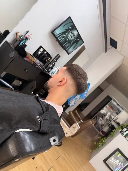 Amonlluda Barber