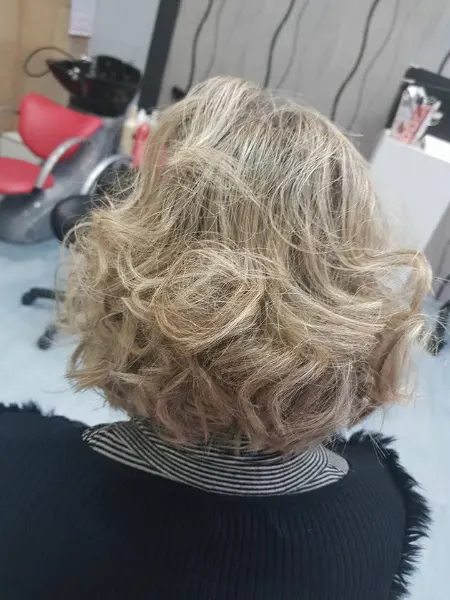 Peluquería y Estetica HK - Peluquería en Logroño - foto 2