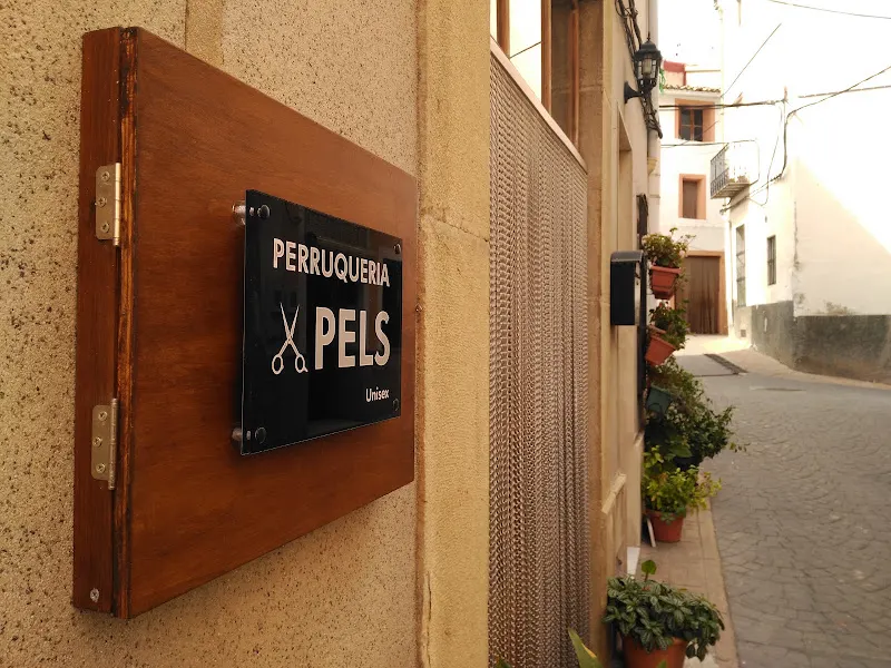 Perruqueria Pels Unisex - Peluquería en Castell de Castells - foto 2