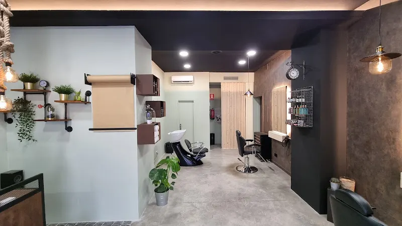 OM-Bres Barbería · Peluquería - Alcoy