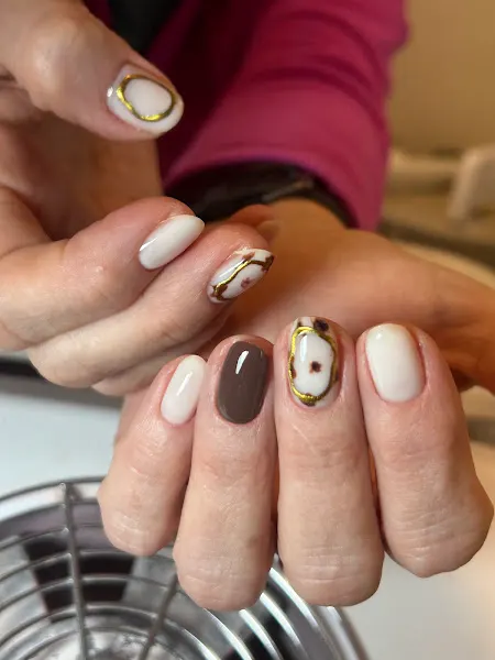 Lienzo y brochas - Uñas y Maquillaje - Centro de estética en Cuenca - foto 2