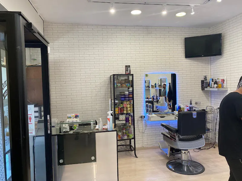 AK estudio Perruquería - Barbería en Santa Coloma de Gramenet - foto 2