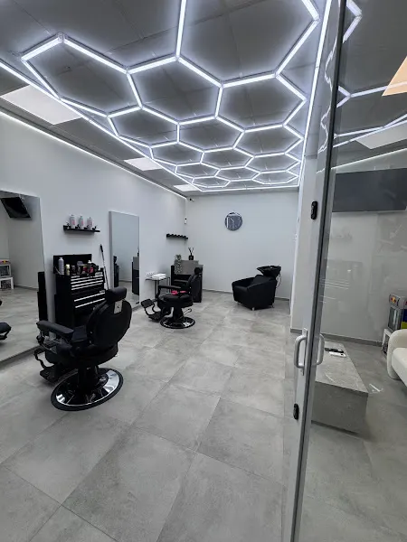 MONTES BARBER - Peluquería en Bormujos - foto 2