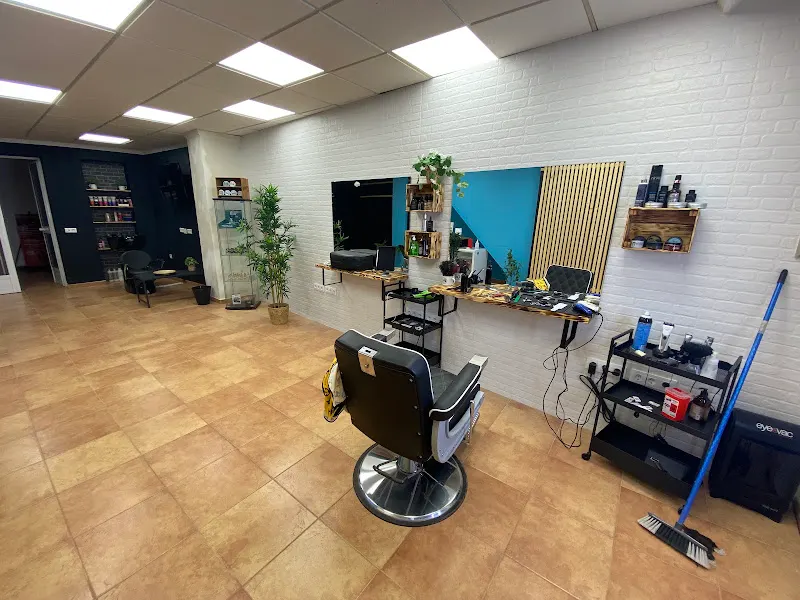 JP SALÓN DE PELUQUERÍA / BARBERÍA - Barbería en Bonares - foto 2