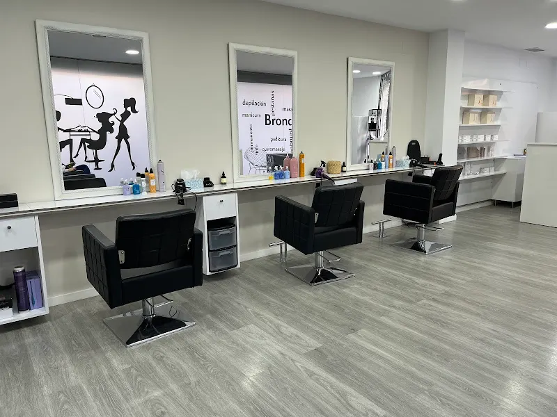 Diferent perruquers salón de belleza - Gavà