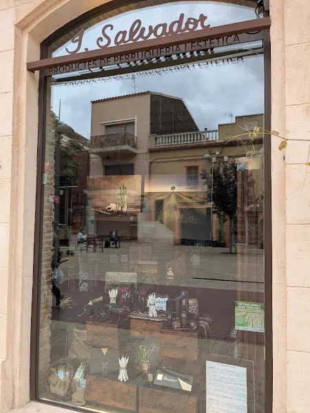 J.salvador - Tienda de productos de belleza en Hospitalet de Llobregat (L) - foto 2