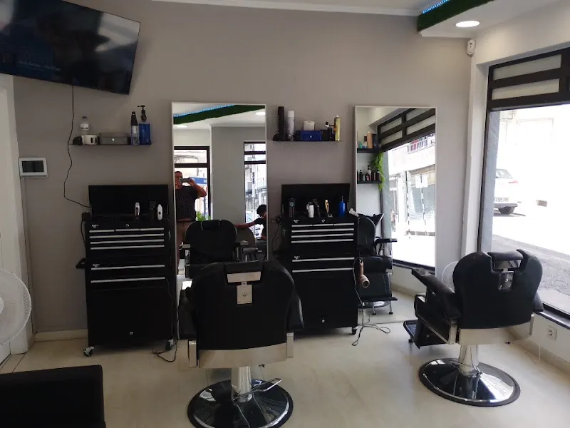 Latinos barbearia - Barbería en Badajoz - foto 2