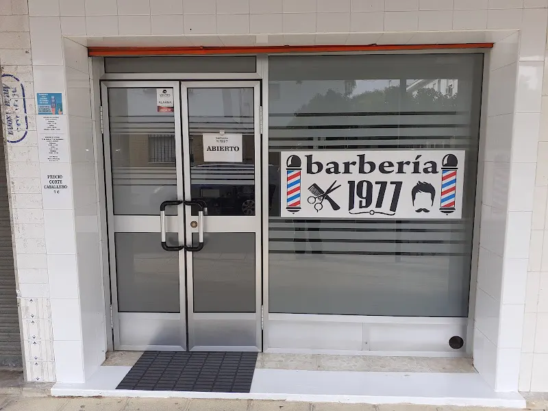 1977 barberia De Caballeros - Peluquería en La Rinconada - foto 2
