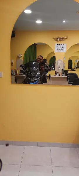 Salón de peiteado Manuel Pazos - Barbería en Redondela - foto 2