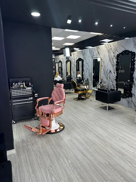 Peluquería unisex y Academia de Peluquería HMG Catarroja en Catarroja