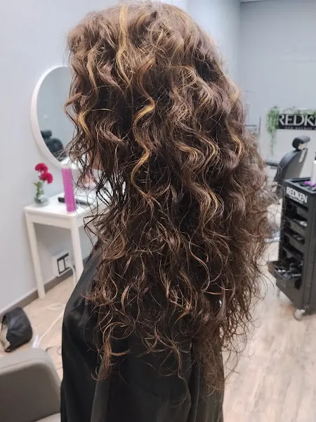 Lorena Gomez hair desing color - Illescas