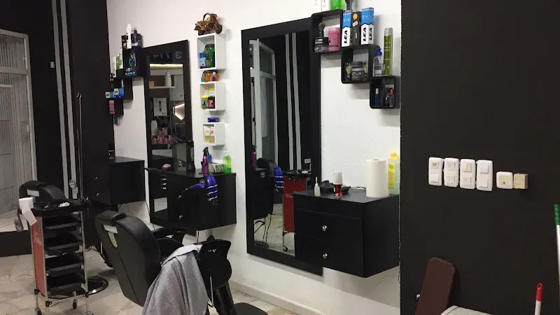 Peluquería Barberia Aboura - Barbería en Oliva - foto 2