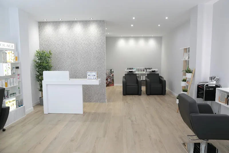INSTAGLAM SALÓN - Peluquería en Requena - foto 2