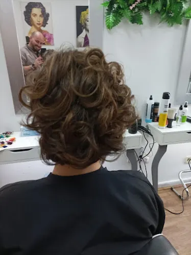 PELUQUERIA CON PEINE Y TIJERA
