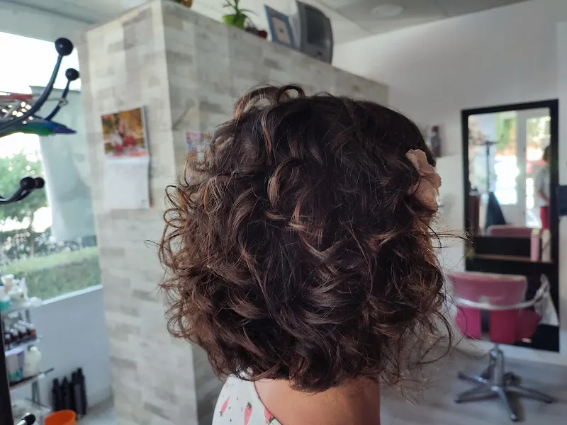 PELUQUERÍA ESPECIALISTA EN ALISADO ÁCIDO HIALURÓNICO Y METODO CURLY TRAVESURAX Fuenlabrada