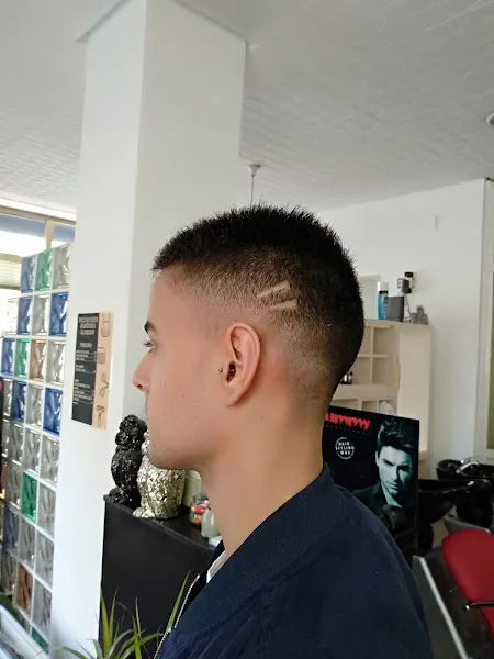 PELUQUERIA BARBERIA ALFREDO CORTÉS PARA CABALLEROS Y NIÑOS - Vitoria-Gasteiz