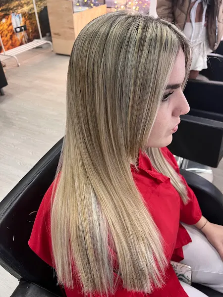 ESSÈNCIA PERRUQUERS (peluqueria salón de belleza)