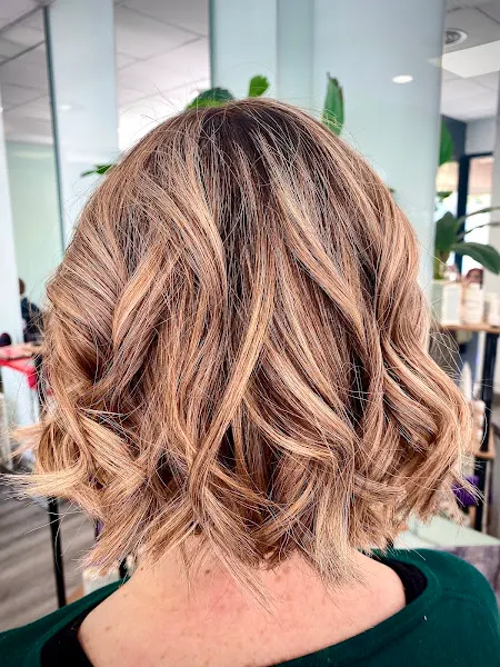 Marta Novés Peluquería y Estética ** Especialistas en tratamientos capilares **