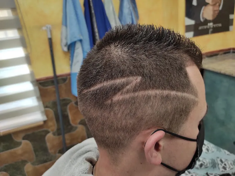 Castillo Peluquero, peluqeria de caballeros, barberia, tatto y piercing, salon de estetica. ALMANSA - Almansa