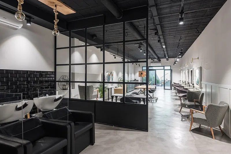 CRAZY HAIR ·HAIR & TATTOO STUDIO· - Peluquería en Sant Celoni - foto 2